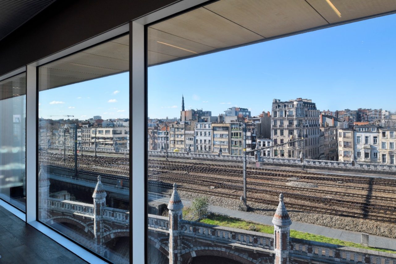 Чіткий вид із низьким відбиттям